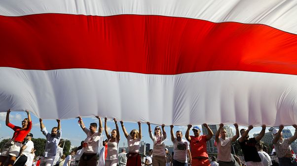 Opositores hacen ondear una bandera en Minsk, Bielorrusia Opositores hacen ondear una bandera en Minsk, Bielorrusia