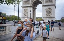 Tutti (o quasi) con la mascherina anche davanti all'Arc de Triomphe, a Parigi. 17.8.2020