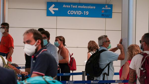 DSÖ verilerine göre 16 Ağustos'ta tüm dünyada tespit edilen 294,237 vaka, Covid-19 pandemisi başlangıcından bir günde görülen en yüksek rakam oldu. DSÖ verilerine göre 16 Ağustos'ta tüm dünyada tespit edilen 294,237 vaka, Covid-19 pandemisi başlangıcından bir günde görülen en yüksek rakam oldu.