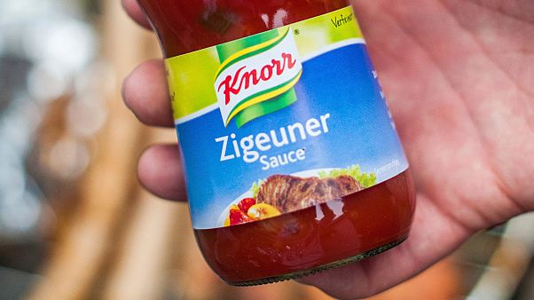 Alman hazır gıda üreticisi Knorr, çingene sosu anlamına gelen Zigeuner ürününün ismini ırkçılık tepkileri üzerine değiştirdi. Alman hazır gıda üreticisi Knorr, çingene sosu anlamına gelen Zigeuner ürününün ismini ırkçılık tepkileri üzerine değiştirdi.