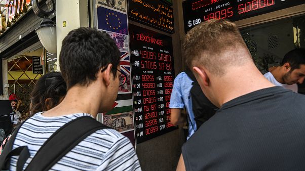 TL haftaya Euro ve Dolar karşısındaki rekor kaybını sürdürerek başladı. TL haftaya Euro ve Dolar karşısındaki rekor kaybını sürdürerek başladı.