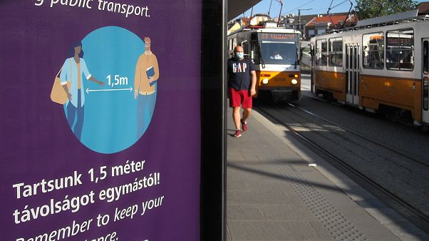 Távolságtartásra figyelmeztető plakát Budapesten Távolságtartásra figyelmeztető plakát Budapesten