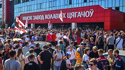 Minsk: Tausende Arbeiter treten in Generalstreik