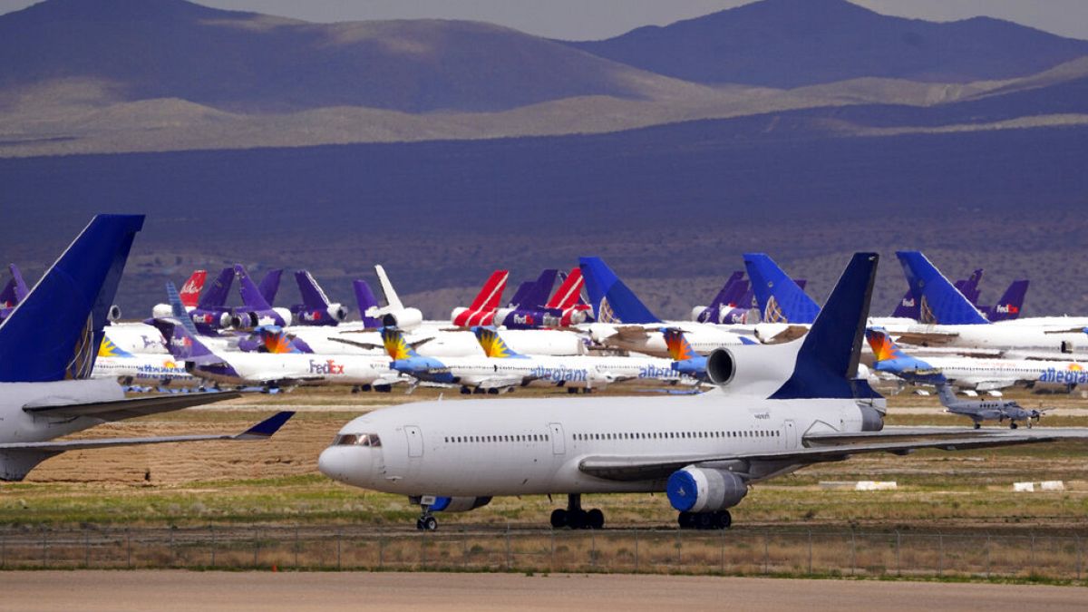 A koroanvírus-járvány miatt használaton kívül helyezett repülőgépek a kaliforniai Victorville-ben