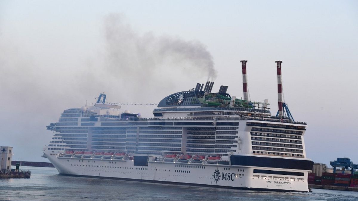 MSC Grandiosa verlässt den Hafen von Genua