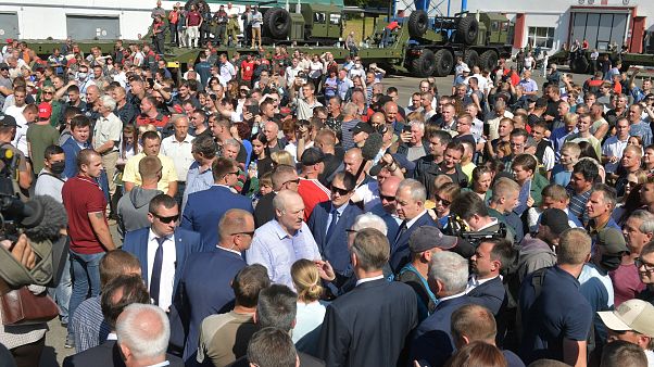 Munkásokkal beszélget Lukasenka fehérorosz elnök egy minszki traktorgyárban Munkásokkal beszélget Lukasenka fehérorosz elnök egy minszki traktorgyárban