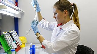 A vakcinával dolgozik egy nő az orosz Gamaleja Intézetben