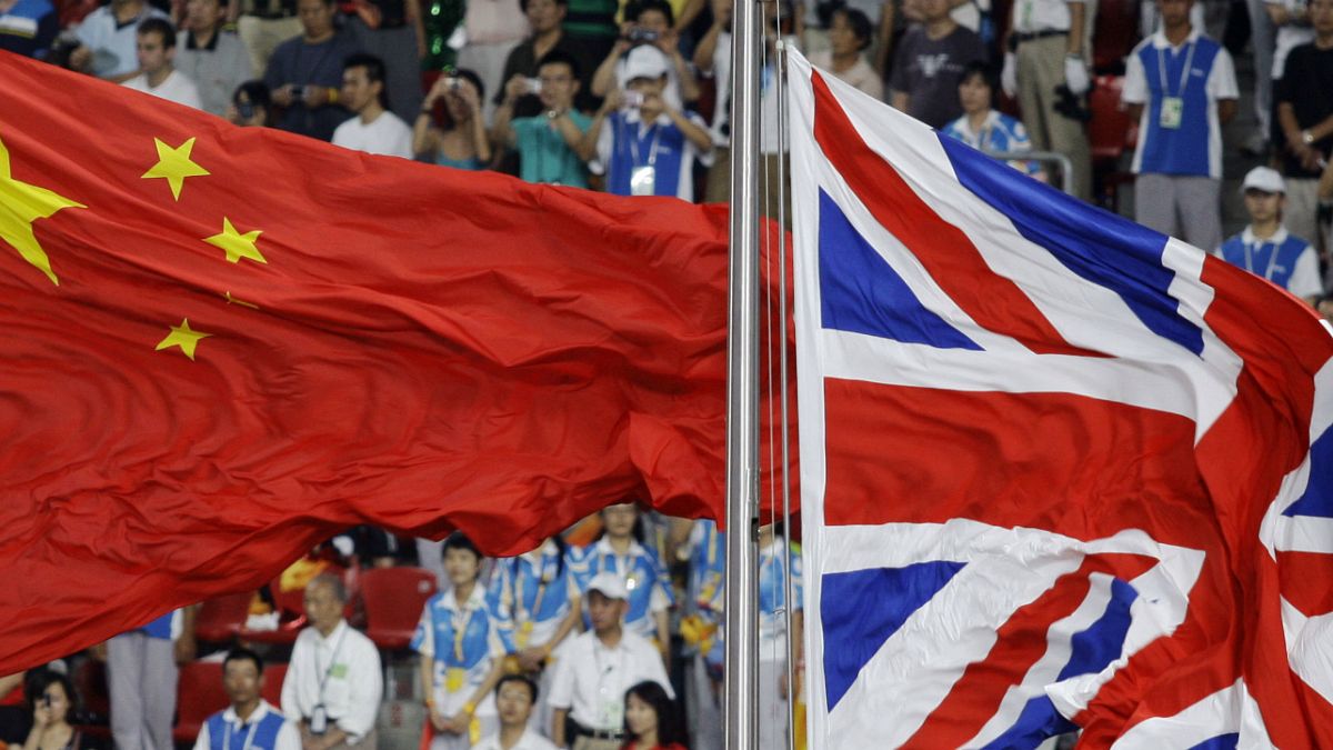 Çin ve İngiltere bayrakları