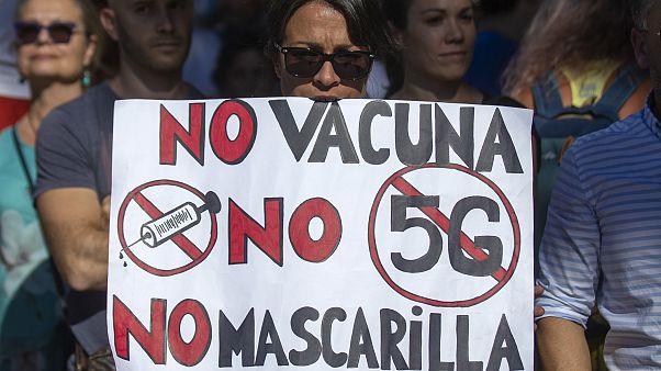 Se oltás, se 5G, se maszk - olvasható a tüntető plakátján Se oltás, se 5G, se maszk - olvasható a tüntető plakátján