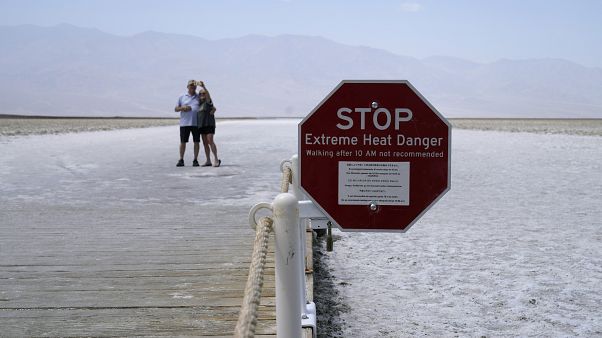 Des touristes se prennent en photo dans la Vallée de la mort qui a enregistré une température de 54 degrés Celsius le 17 août 2020 Des touristes se prennent en photo dans la Vallée de la mort qui a enregistré une température de 54 degrés Celsius le 17 août 2020