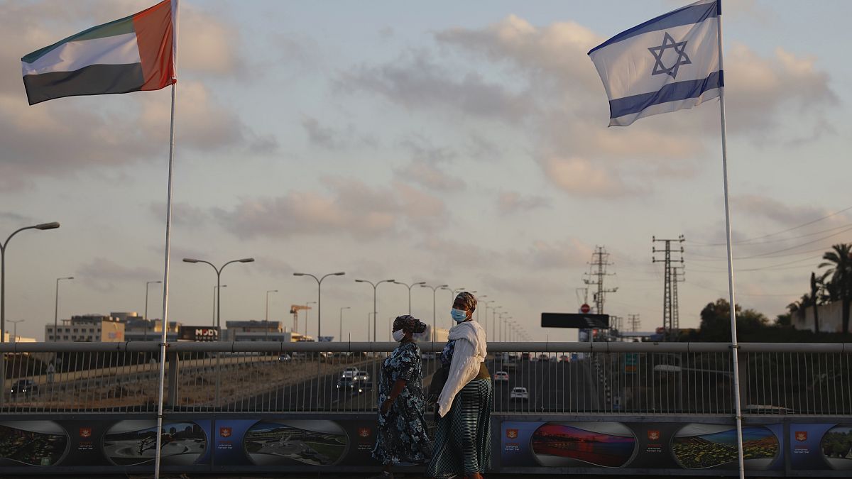 علما الإمارات وإسرائيل يرفرفان على جسر السلام في نتانيا، 16 أغسطس 2020