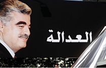 Lübnan'ın suikast sonucu 2005'te öldürülen eski Başbakanı Refik Hariri'nin destekçileri, 'adalet' yazılı bir pankart asarken