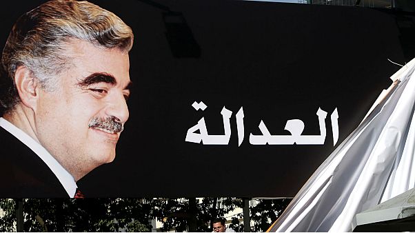 Lübnan'ın suikast sonucu 2005'te öldürülen eski Başbakanı Refik Hariri'nin destekçileri, 'adalet' yazılı bir pankart asarken Lübnan'ın suikast sonucu 2005'te öldürülen eski Başbakanı Refik Hariri'nin destekçileri, 'adalet' yazılı bir pankart asarken