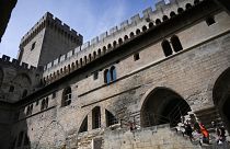 Des touristes visitent le Palais des Papes à Avignon en France le 10 août 2020