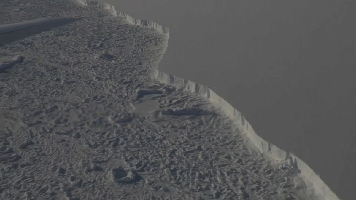صورة من الجو للجرف الجليدي في القطب الجنوبي (وكالة ناسا)