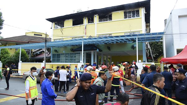 Malezya'nın başkenti Kuala Lumpur'da bir dini okulun yurdunda 2017'de yangın çıkmış 21 öğrenci ve iki öğretmen hayatını kaybetmişti Malezya'nın başkenti Kuala Lumpur'da bir dini okulun yurdunda 2017'de yangın çıkmış 21 öğrenci ve iki öğretmen hayatını kaybetmişti
