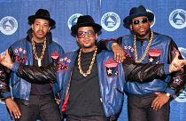 Run-DMC rap grubu 1988 yılında düzenlenen 31. Grammy Ödülleri'nde. Jason Mizell en sağda.