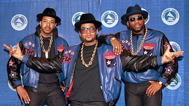 Run-DMC rap grubu 1988 yılında düzenlenen 31. Grammy Ödülleri'nde. Jason Mizell en sağda. Run-DMC rap grubu 1988 yılında düzenlenen 31. Grammy Ödülleri'nde. Jason Mizell en sağda.