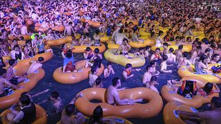 حفل موسيقي في حمام سباحة في ووهان بمقاطعة هوبي بوسط الصين