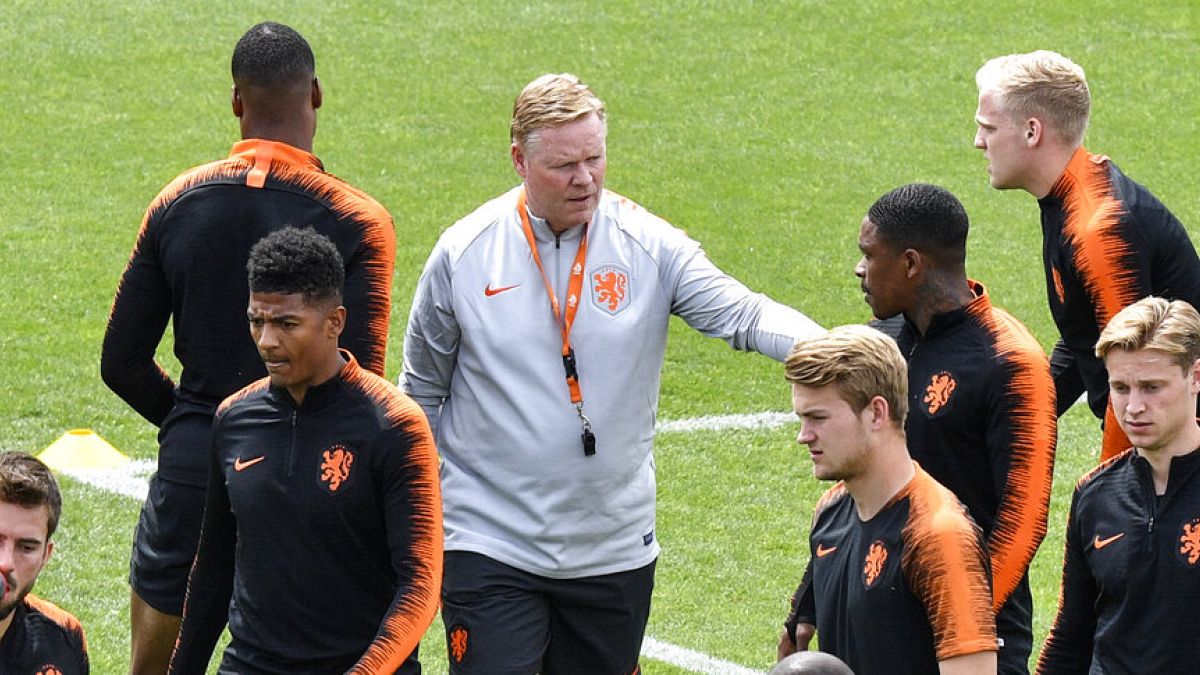 Netherlands coach Ronald Koeman talks to Netherlands' Steven Bergwijn during a training session at their training ground in Braga, Portugal.