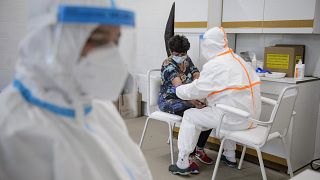 Vért vesz egy nőtől a koronavírus-teszthez a Semmelweis Egyetem szakembere a sziráki orvosi rendelőben 2020. május 8-án.