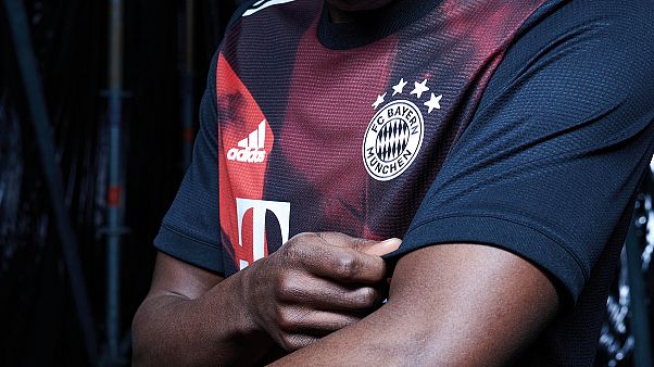 Bayern Münih kulübü, ırkçı ifadeler kullanan antrenörünün görevine son verdi. Bayern Münih kulübü, ırkçı ifadeler kullanan antrenörünün görevine son verdi.