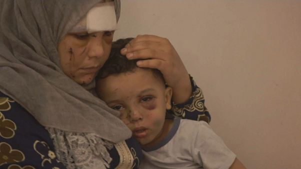Aisha con su hijo tras la explosión Aisha con su hijo tras la explosión