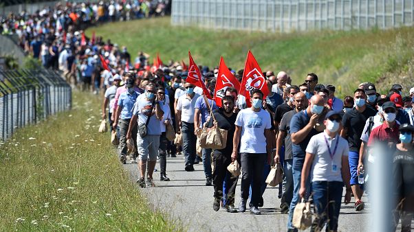 Avrupa genelinde işsizlik, Covid-19 pandemisi sırasında hava yolu şirketleri ve otomobil sektörünün büyük çaplı işten çıkarmaları nedeniyle arttı. Avrupa genelinde işsizlik, Covid-19 pandemisi sırasında hava yolu şirketleri ve otomobil sektörünün büyük çaplı işten çıkarmaları nedeniyle arttı.