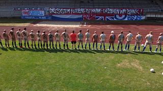Futbolda ticarileşmeye karşı çıplak protesto: 22 oyuncu sadece çorapla sahaya çıktı
