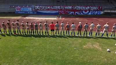 Futbolda ticarileşmeye karşı çıplak protesto: 22 oyuncu sadece çorapla sahaya çıktı