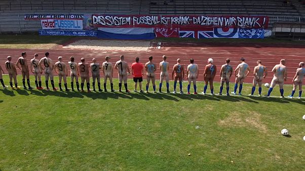 Futbolda ticarileşmeye karşı çıplak protesto: 22 oyuncu sadece çorapla sahaya çıktı Futbolda ticarileşmeye karşı çıplak protesto: 22 oyuncu sadece çorapla sahaya çıktı