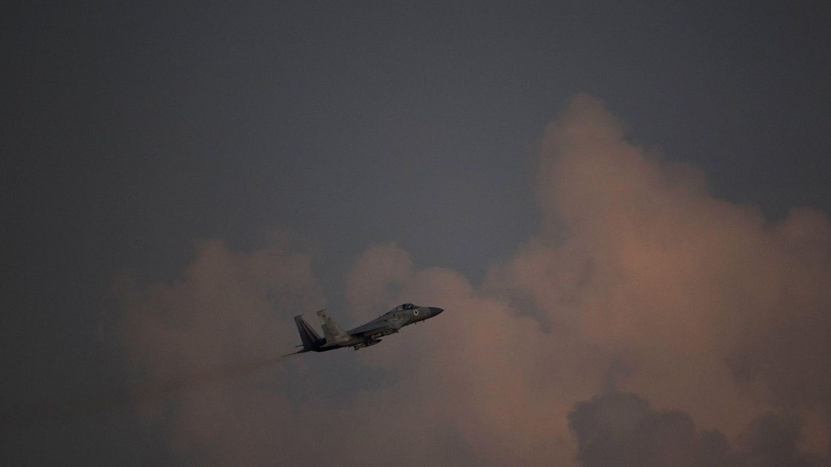 هواپیمای جنگنده اسرائیلی در آسمان