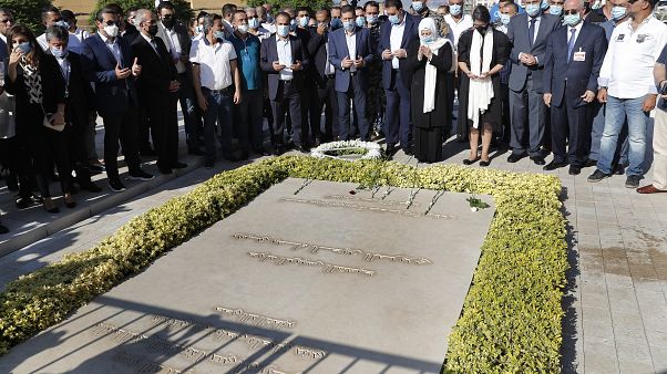 Sister visits grave of Rafik Hariri Sister visits grave of Rafik Hariri