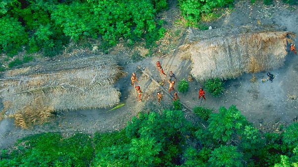 Indios no contactados vistos desde un avión de investigación del gobierno brasileño sobre el Amazonas en el estado de Acre, cerca de la frontera con Perú, mayo de 2008. Indios no contactados vistos desde un avión de investigación del gobierno brasileño sobre el Amazonas en el estado de Acre, cerca de la frontera con Perú, mayo de 2008.