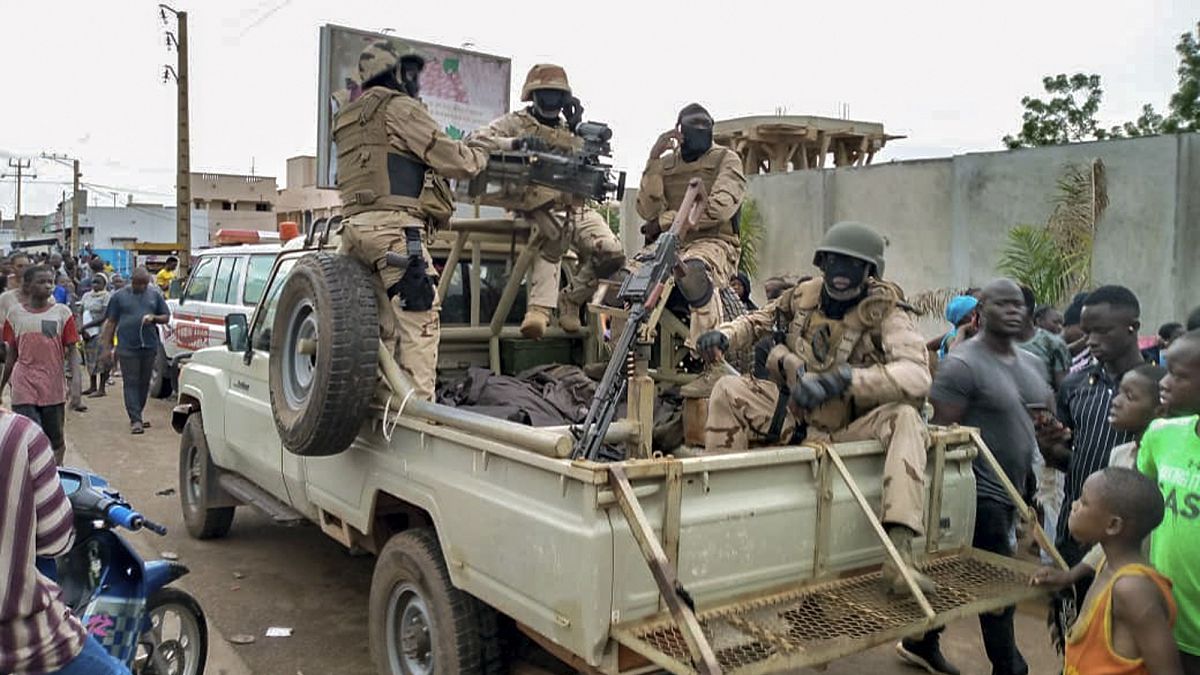Военные и жители Бамако собрались у резиденции арестованного президента. 