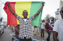 Un hombre celebra en Mali el golpe militar