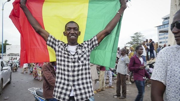 Askeri darbe girişimiyle alıkonulan Mali Cumhurbaşkanı istifa etti Askeri darbe girişimiyle alıkonulan Mali Cumhurbaşkanı istifa etti