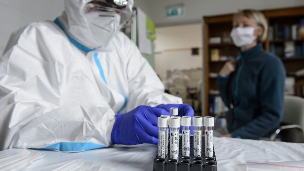 A Debreceni Egyetem szakembere egy nő garatnyálkahártyájáról készül mintát venni a koronavírus-teszthez az intézmény egyik mintavételi pontján A Debreceni Egyetem szakembere egy nő garatnyálkahártyájáról készül mintát venni a koronavírus-teszthez az intézmény egyik mintavételi pontján