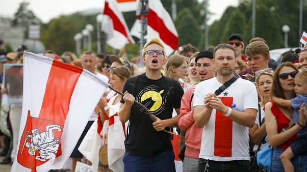 متظاهرون يحملون الأعلام الوطنية البيلاروسية القديمة في مينسك بيلاروسيا متظاهرون يحملون الأعلام الوطنية البيلاروسية القديمة في مينسك بيلاروسيا