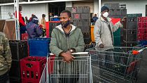 Koronavirüs ile mücadele önlemlerini hafifleten Güney Afrika'da içki satışları salı günü serbest bırakılınca bar çalışanları malzeme almak için büyük marketlere akın etti
