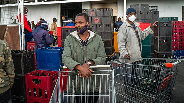 Koronavirüs ile mücadele önlemlerini hafifleten Güney Afrika'da içki satışları salı günü serbest bırakılınca bar çalışanları malzeme almak için büyük marketlere akın etti Koronavirüs ile mücadele önlemlerini hafifleten Güney Afrika'da içki satışları salı günü serbest bırakılınca bar çalışanları malzeme almak için büyük marketlere akın etti