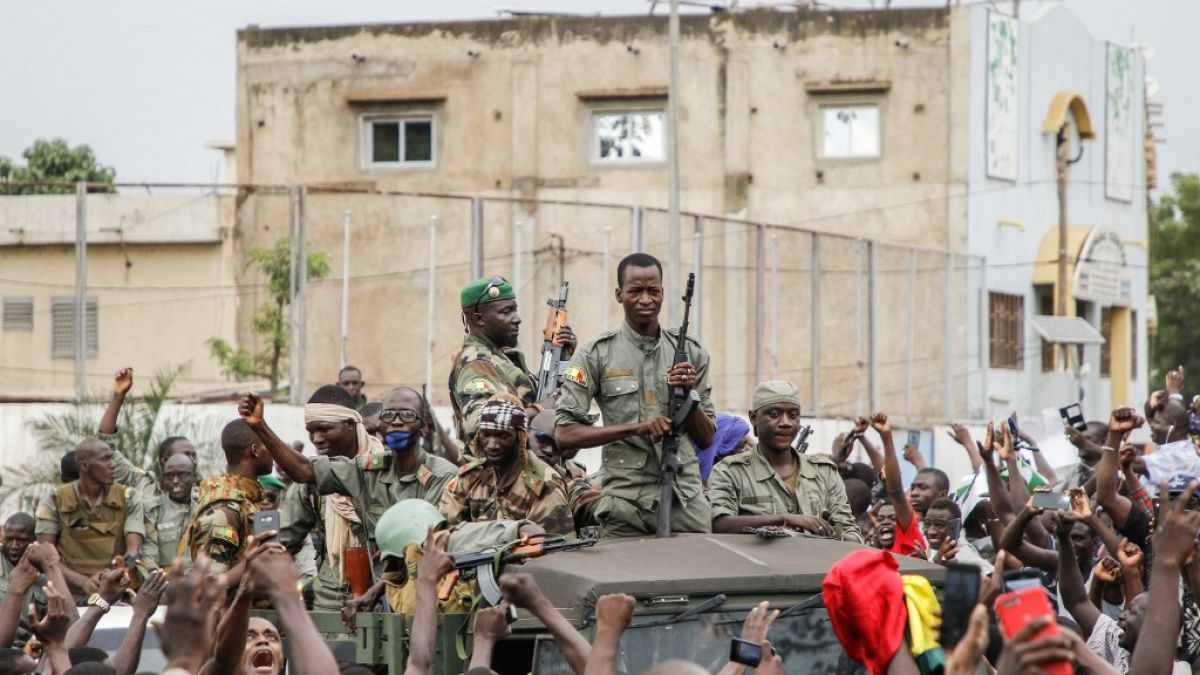 Militares jaleados por la población tras el anuncio del golpe de Estado 