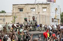 Militares jaleados por la población tras el anuncio del golpe de Estado