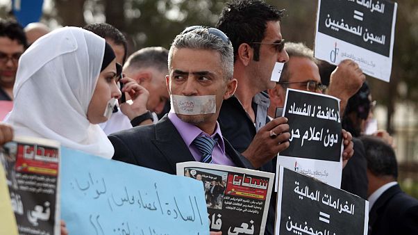 صحفيون أردنيون يحتجون أمام مجلس النواب الأردني، 29 سبتمبر 2011. صحفيون أردنيون يحتجون أمام مجلس النواب الأردني، 29 سبتمبر 2011.