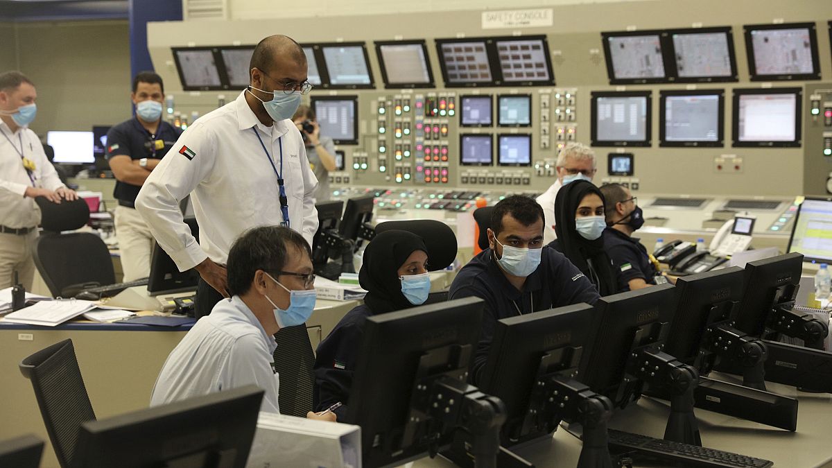 موظفون يعملون داخل منشأة براكة النووية في الإمارات العربية. 2020/08/19