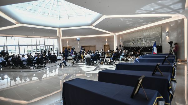 جثامين الفرنسيين الستة الذين اغتيلوا في النيجر جثامين الفرنسيين الستة الذين اغتيلوا في النيجر