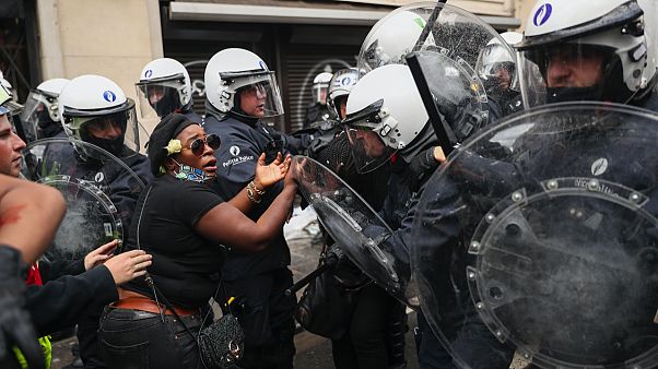 Belçika'nın başkenti Brüksel'de siyahlara uygulanan şiddeti protesto için haziran ayında toplanan göstericiler polisle karşı karşıya geldi Belçika'nın başkenti Brüksel'de siyahlara uygulanan şiddeti protesto için haziran ayında toplanan göstericiler polisle karşı karşıya geldi