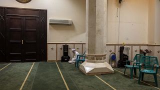 شخص يصلي وحيدا في أحد المساجد بمصر
