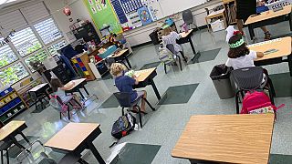 Μαθητές και δασκάλα τηρούν τις απαραίτητες αποστάσεις