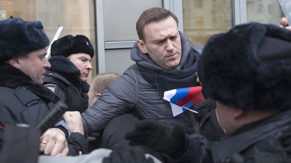 Rendőrök gyűrűjében az orosz ellenzék vezére, Navalnij egy tüntetésen 2018-ban